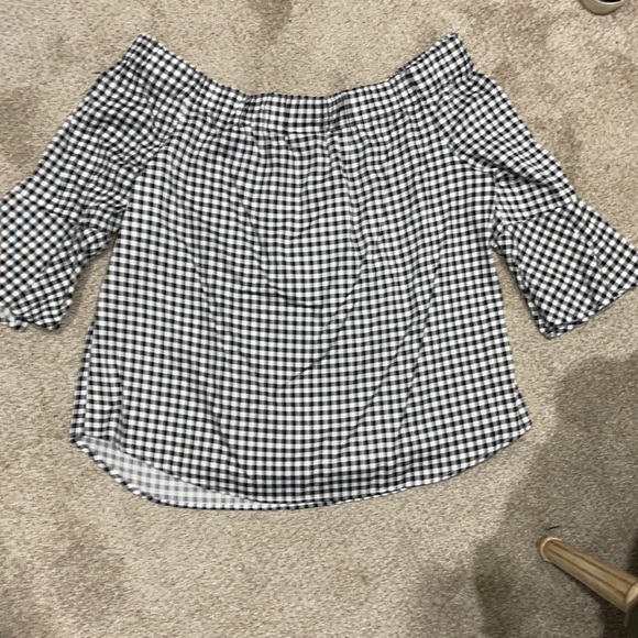 Off the shoulders top 🖤 NWOT - Picture 2 of 4